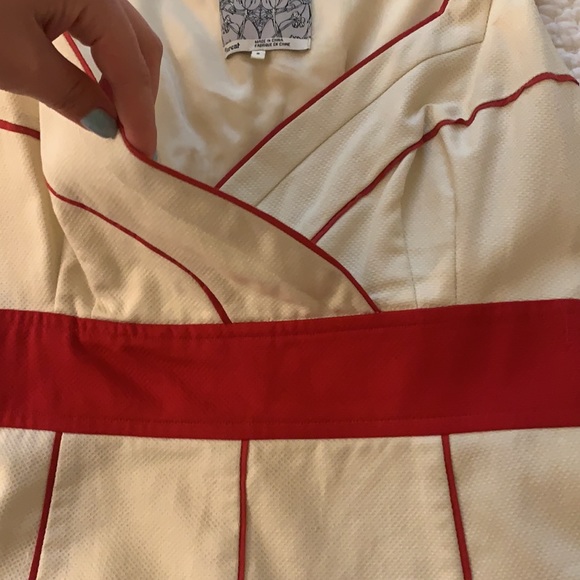 Embroidered flowers dress - Picture 9 of 11